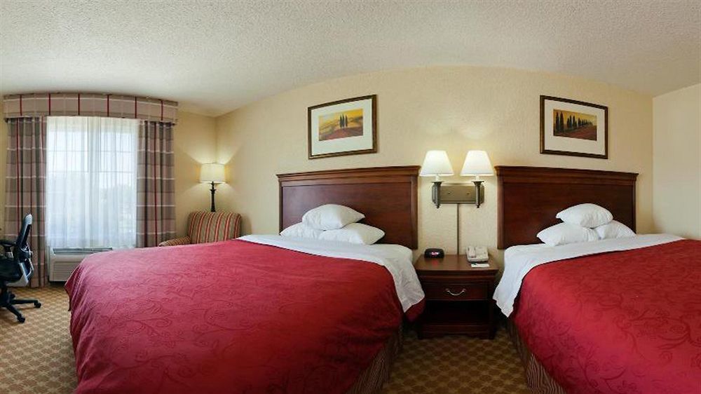Country & By Radisson, Valparaiso, In 3*